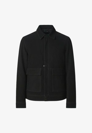 Černá bunda vyrobená z texturované tkaniny, s předním zapínáním na knoflíky, špičatým límcem a dvěma velkými náprsními kapsami se klopami.