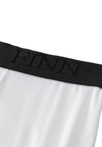 Weiße Boxershorts mit einem schwarzen elastischen Bund, der das eingestempelte Wort "FINN" trägt. Glatte Stofftextur und angepasste Form.
