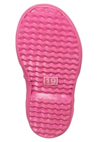 Semelle de chaussure en caoutchouc rose vif avec un motif texturé en zigzag et le numéro "19" en relief. Caractéristiques d'un bord arrondi et d'un centre plus épais pour la durabilité.