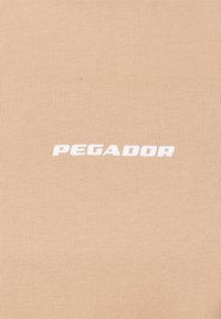 Pegador BRACY - Tricou basic - washed safari sand/white
