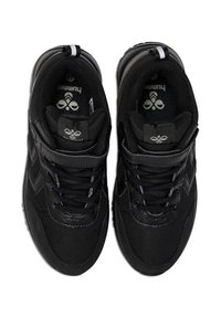 Par sorte høj-top sneakers med snørebånd og velcro-stropper, med et hvidt logo på tungen og indersålen.