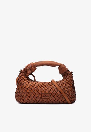 Bolso de cuero marrón tejido con un asa acolchada, correa de hombro desmontable y una pequeña etiqueta de la marca Pikolinos en el frente.