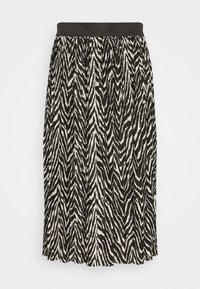 Falda midi a rayas zebras en blanco y negro con una cinturilla elástica negra y diseño plisado, confeccionada con una tela ligera y texturizada.