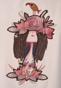 Stijlvolle borduurwerk van een vrouw met lang zwart haar, een bloemenkrans, een getatoeëerde nek en een klein geel vogeltje dat op haar hoofd zit.