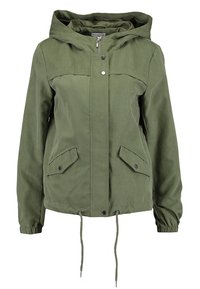 Chaqueta con capucha de color verde oliva, con cremallera frontal, bolsillos con cierre a presión, puños elásticos y dobladillo ajustable. Textura suave, tejido ligero.