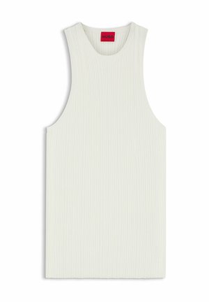 Débardeur blanc sans manches en maille côtelée avec encolure ronde et étiquette rouge "HUGO" à l'intérieur du col.