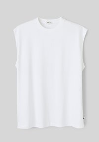 T-shirt blanc sans manches à col rond avec une coupe décontractée, présenté sur un fond gris clair.