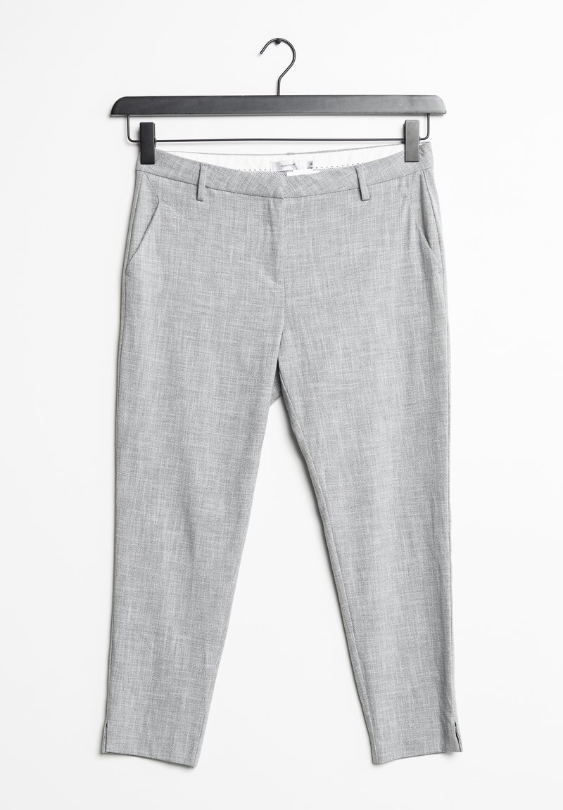 Grijze op maat gemaakte broek aan een zwarte hanger. Kenmerken zijn een gestructureerde stof, zijzakken en een slim-fit ontwerp met tapered pijpen.