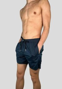 Costume da bagno blu navy realizzato in tessuto leggero, dotato di cintura elastica con cordoncino e tasche laterali per maggiore praticità.