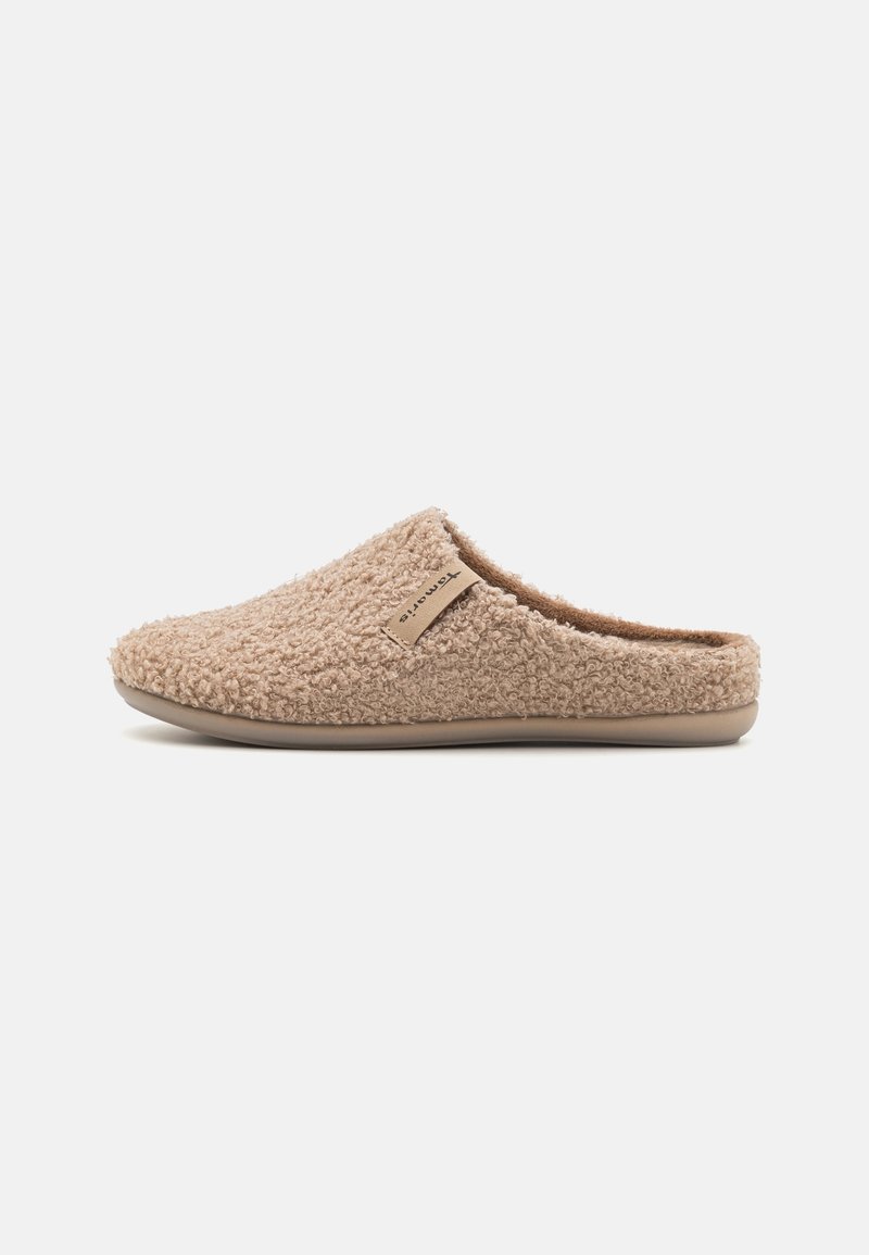 Chausson beige à enfiler avec tissu doux et texturé et semelle plate, conçu pour le confort intérieur et une mise en place facile.