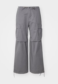 Šedé cargo kalhoty vyrobené z bavlny, s širokými nohavicemi, nastavitelním páskem na šňůrku a několika bočními kapsami. Hladká textura.