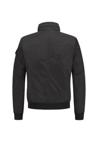 Schwarze Bomberjacke mit hohem Kragen, gerippten Bündchen und Saum. Leichtes Material mit glatter Textur. Verfügt über eine Seitentasche am Ärmel.