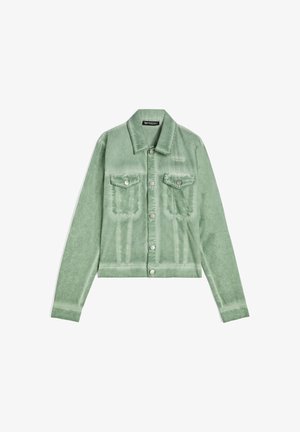 Chaqueta de denim verde claro con un diseño cropped, cierre de botones, dos bolsillos en el pecho y detalles de costura visibles. Textura suave.