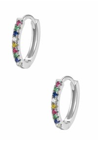 Boucles d'oreilles créoles en argent, ornées d'une rangée de pierres multicolores comprenant du rose, du bleu, du vert et du jaune, avec une finition polie.