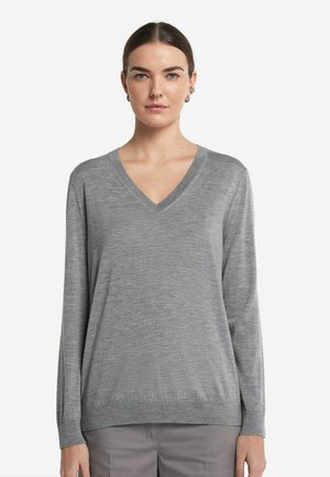 Pull gris en V en tissu tricoté doux, avec des manches longues et une coupe décontractée, présentant une texture subtile ainsi que des poignets et un ourlet côtelés.