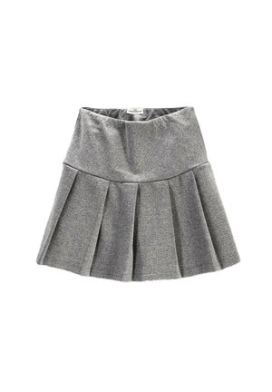 Szara plisowana spódnica z szerokim paskiem, wykonana z miękkiego materiału, wyłożona na płasko na białym tle.