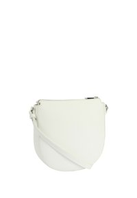 Biela kožená crossbody taška s zakriveným tvarom, jemnou textúrou a zipsovým uzáverom. Má nastaviteľný popruh a minimálne kovové akcenty.