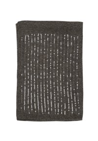 Sciarpa lavorata a maglia piegata di colore grigio scuro, decorata con file verticali di piccole paillettes argentate brillanti distribuite uniformemente su tutta la stoffa.