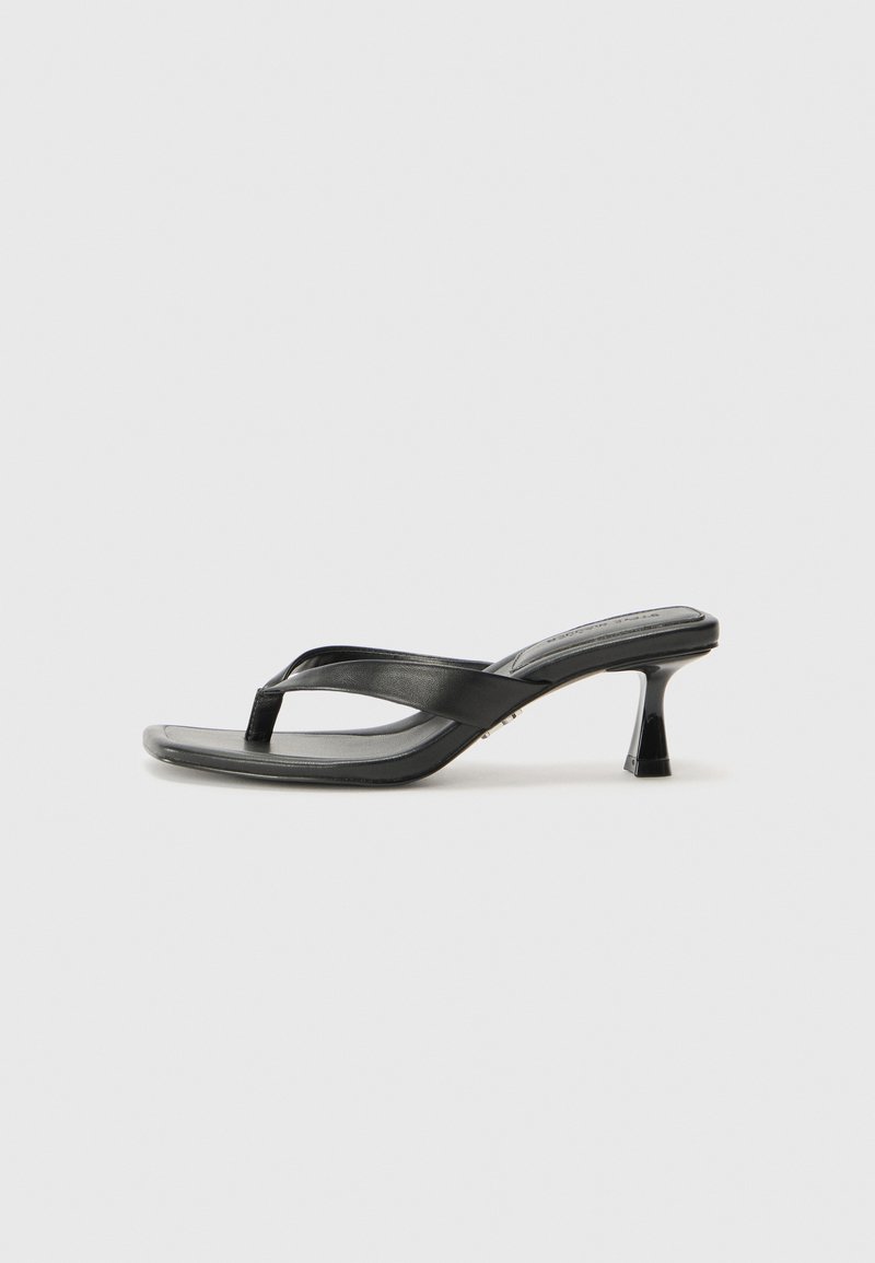 Sandale à talons noirs avec des fines lanières, design à bout carré, finition brillante et petit talon aiguille pour plus de hauteur.