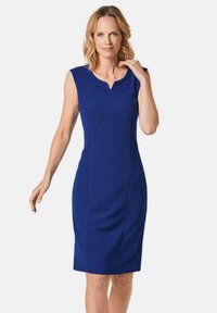 Ärmelloses blaues Kleid mit V-förmigem Ausschnitt, maßgeschneiderter Passform, knieumspielendem Schnitt und strukturierter Oberfläche. Klare Linien, minimalistische Details.