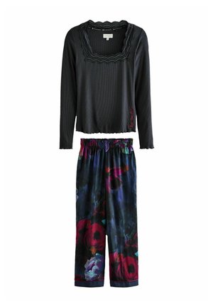 Zwart pyjama set met een langemouwen top voorzien van een scalloped kantenkraag en multikleurige bloempatronen broeken met een elastische tailleband.