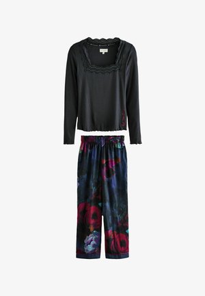 Zwart pyjama set met een langemouwen top voorzien van een scalloped kantenkraag en multikleurige bloempatronen broeken met een elastische tailleband.