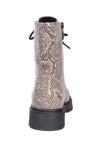Botte hauteur de cheville avec motif en serpent beige et noir, semelle épaisse noire, fermeture éclair et lacets, vue de l'arrière.