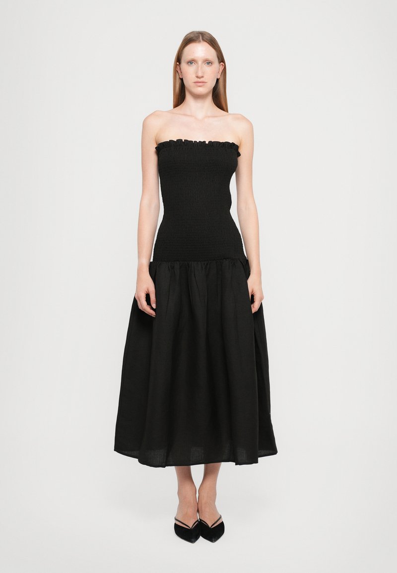 Zwarte strapless jurk met een gerimpelde lijfje, ruches aan de bovenrand en een volle rok. Gemaakt van lichtgewicht materiaal, met een gladde textuur.
