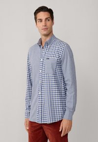 Blau-weiß kariertes Button-Down-Hemd mit Tasche, aus leichtem Stoff gefertigt. Verfügt über einen kontrastierenden Kragen und lange Ärmel.