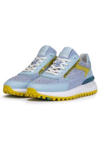 Světlomodré tenisky s texturovaným designem, žlutými akcenty a bílou polstrovanou podrážkou. Obsahují béžové tkaničky a vzorovanou boční panel.