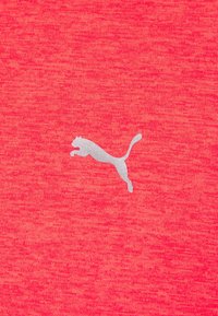 Červená melírovaná látka s hladkým povrchem, na které je stříbrné logo Puma v skoku. Design je jednoduchý a má atletický styl.