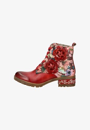 Rote Leder-Stiefelette mit floralem Stoff, zwei große Applikationen aus rotem Leder in Flower-Form, Schnürung vorne und dekorativen Details an der Absatz.