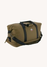 Borsa da viaggio verde oliva con cinghie nere, spallaccio e logo rosso-bianco sul davanti, mostrata su sfondo neutro.