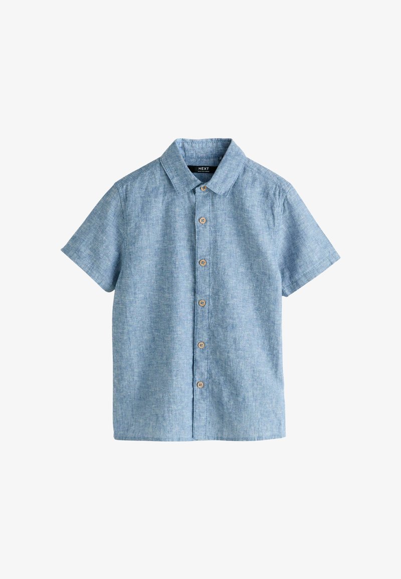 Camisa de manga corta color azul claro hecha de tela suave, con un cuello clásico y botones de madera en la parte delantera.