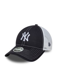 Marineblå caps med hvitt nettingpanel, med en hvit brodert logo, kontraststing og en buet skygge. Justerbar bakrem.