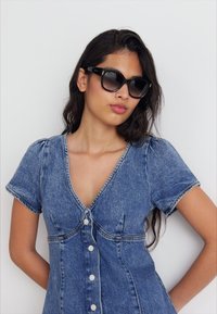 Tommy Jeans SLEEVE DRESS - Džinsa auduma kleita - denim