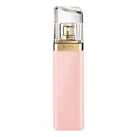 Buse de vaporisation transparente sur une bouteille rose rectangulaire brillante avec un logo doré, dotée d'un bouchon facetté. Texture lisse, design minimaliste.