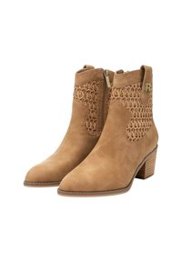 Stivaletti marroni in suede con sezione superiore intrecciata, punta affusolata e tacco accatastato. Cerniera laterale per una facile calzata.