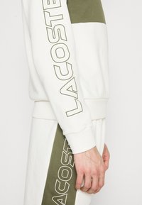 Lacoste UNISEX - Športni pulover - flour/oliv