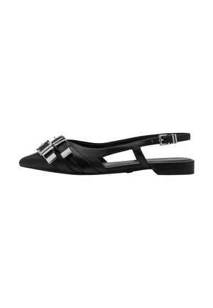 Chaussure plate en cuir noir à brides arrière, avec un bout pointu, ornée de deux boucles argentées et de découpes sur les côtés.