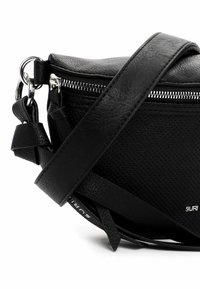 Borsa a tracolla in pelle nera con finitura testurizzata, cerniera argentata e tracolla regolabile. Presenta un logo del marchio sul lato.