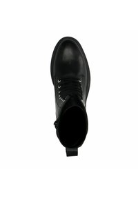 Zwarte leren boot met een gladde afwerking, ronde neus, zes metalen oogjes met veters en een achterste trekband voor eenvoudig aan- en uittrekken.
