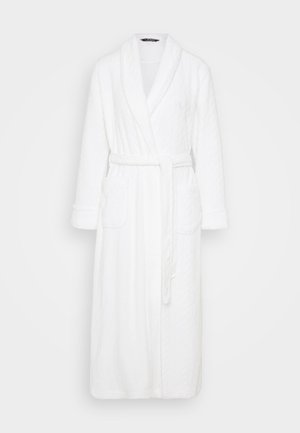 Roupão branco feito de material texturizado, com colarinho xale, mangas longas, um cinto de laço e dois bolsos frontais.