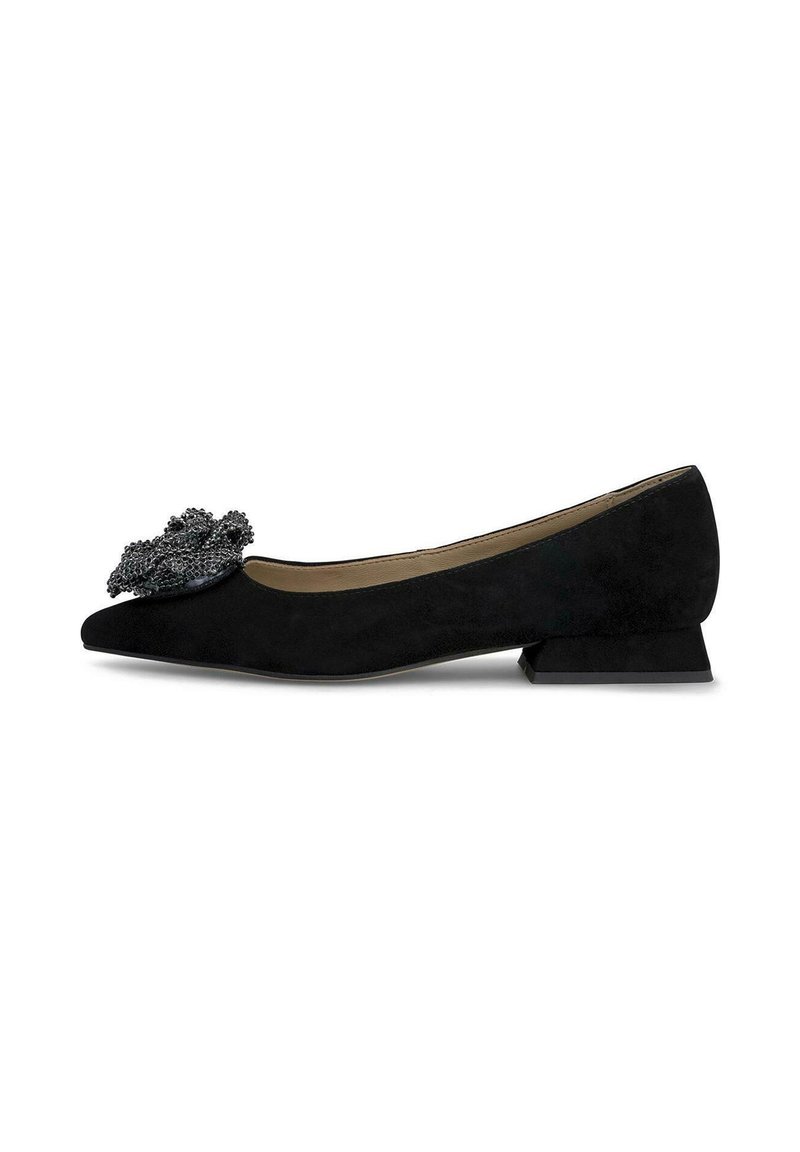 Chaussure plate en suède noir avec un bout pointu, présentant un accent floral texturé noir sur le bout et un petit talon angulaire.