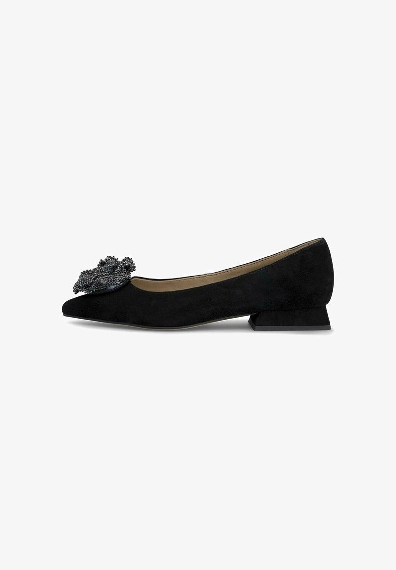 Scarpa piatta in suede nera con punta affusolata, caratterizzata da un accento floreale nero texturizzato sulla punta e un tacco basso angolare.