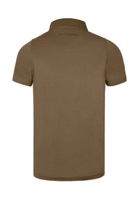 Camisa polo marrón de algodón suave con mangas cortas y cuello de canalé. Presenta una marca en relieve en la parte posterior.