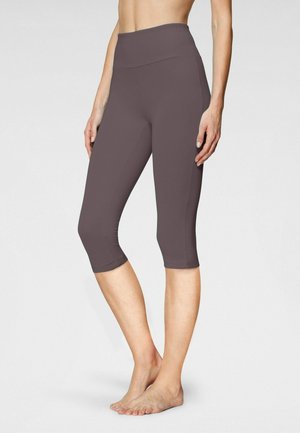 Leggings capri marroni con vita alta, lunghezza a metà polpaccio, texture liscia e senza cuciture o fantasie visibili.