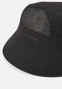 Sort bøttehat lavet af tekstureret stof, med et netpanel til ventilation og et "FLASHDRY" logo på den forreste bånd.