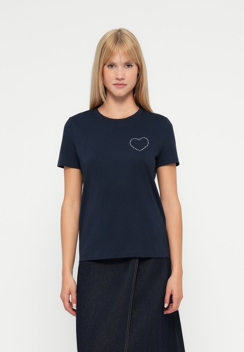 Granatowy T-shirt wykonany z bawełny, z okrągłym dekoltem, krótkimi rękawami oraz wzorem serca z kryształkami po lewej stronie klatki piersiowej.