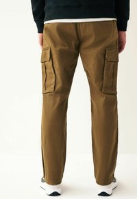 Next REGULAR FIT STRAIGHT LEG STRETCH - Chino hlače - tan brown